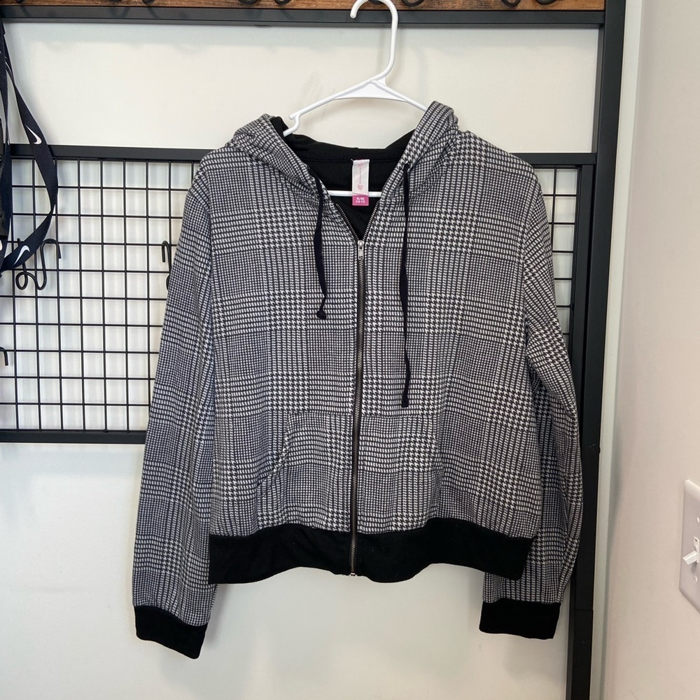EUC | No Boundaries junior’s plaid zip‎ hoodie — XL